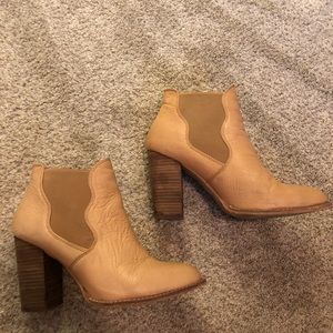 Chinese Laundry tan heeled booties size 8